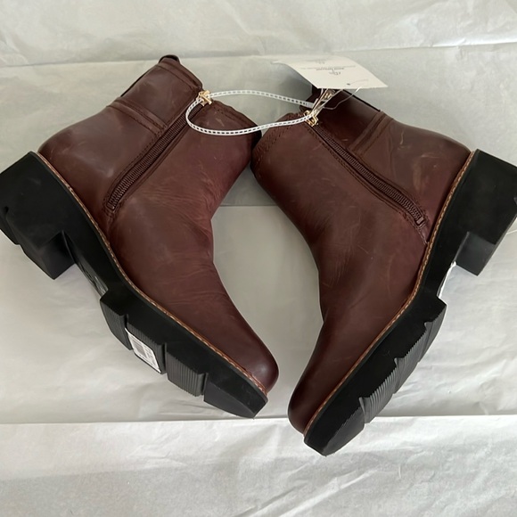 Naturalizer Darry Water-Repellent Leather Lightweight Lug Sole Chelsea Booties - Picture 8 of 13